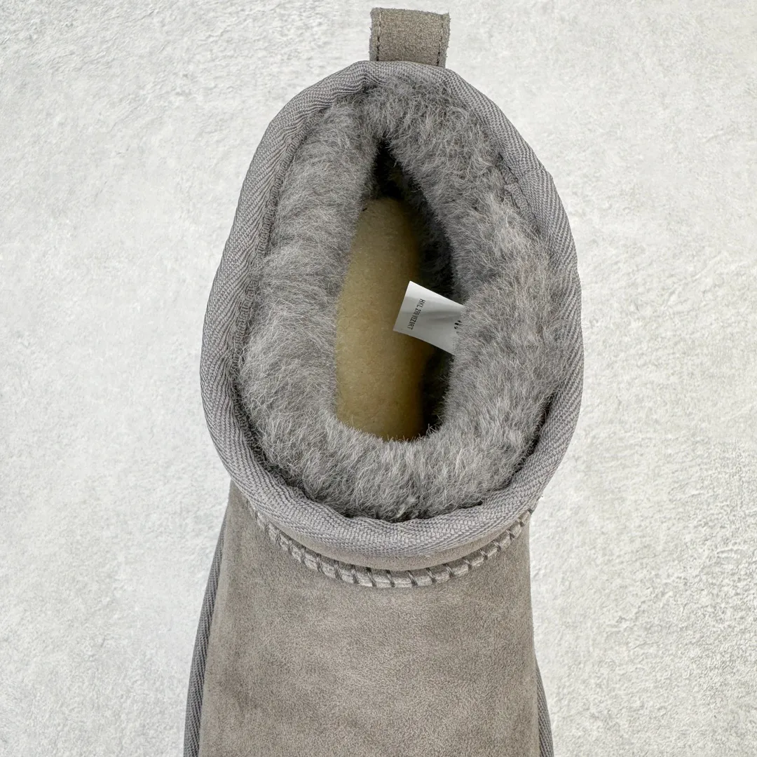 Pick up locally 💰520 UGG 6109 Zhou Dongyu Mini short boots, autumn and winter sheep fur integrated snow boots. All shoes are made from the same factory as ZP. Longfeng A-grade Australian imported sheep fur integrated men's and women's boots. Brand OEM production line. Fully follow the ZP process. OEM original pattern maker. Adhering to the principle of no original shoes and no development selection. Pay attention to every detail. The most authentic version on the market. TREADLITE "light wing" technology outsole. Lightweight/durable/flexible/pile type 35 36 37 38 39 40 41 42 43 44 45 Coding: by2936060